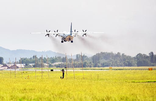 運9飛機緊急起飛，直飛九寨溝地震災(zāi)區(qū)航拍災(zāi)情。 黃軍 攝